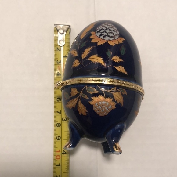 Cobalt blue porcelain egg with 3 legs painted in gold tone and decorated around - Picture 3 of 10